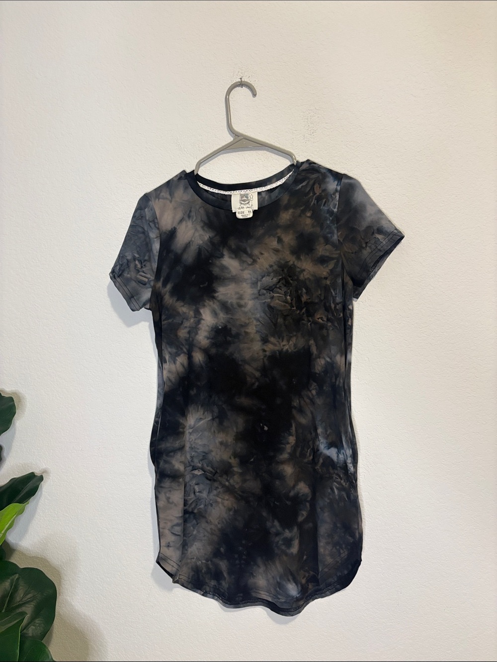 Tie-Dye Short Sleeve Women’s Tunic or mini dress Lili’s Closet medium